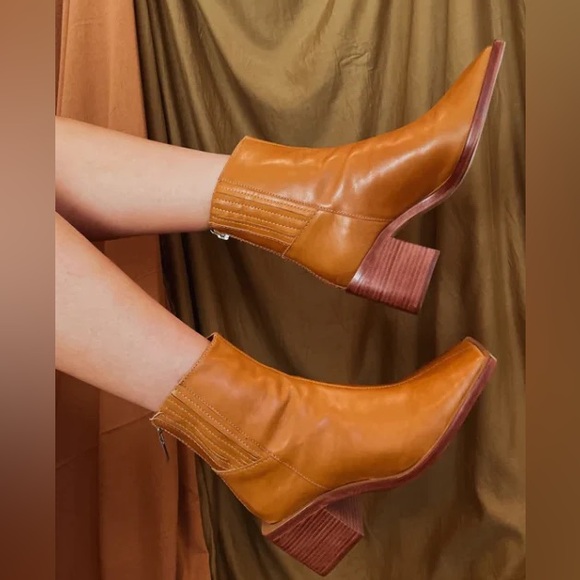 NWT SCHUTZ “Heires” Leather Ankle Booties in Ochre size 7 - Picture 3 of 6